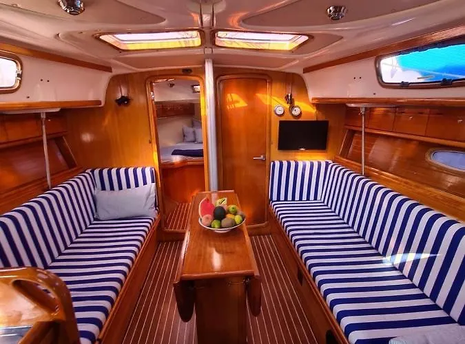 Barco Puravida Botel