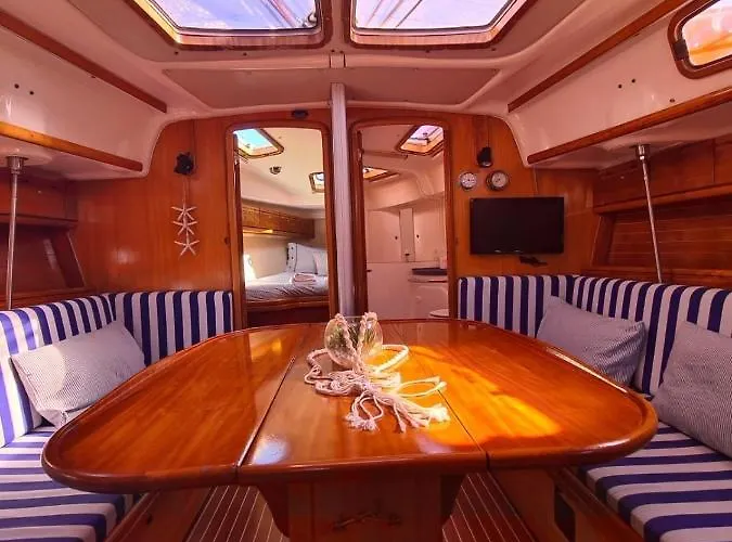 Barco Puravida Botel *