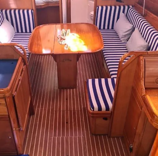 Barco Puravida Botel *